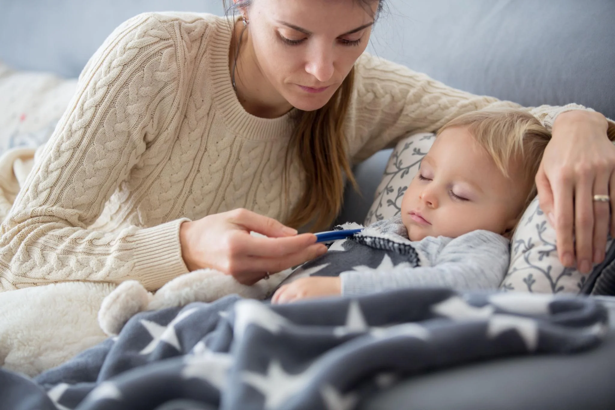 تفاوت کولیک نوزاد با استفراغ، ریفلاکس و گریه‌ی طبیعی در گهوارک