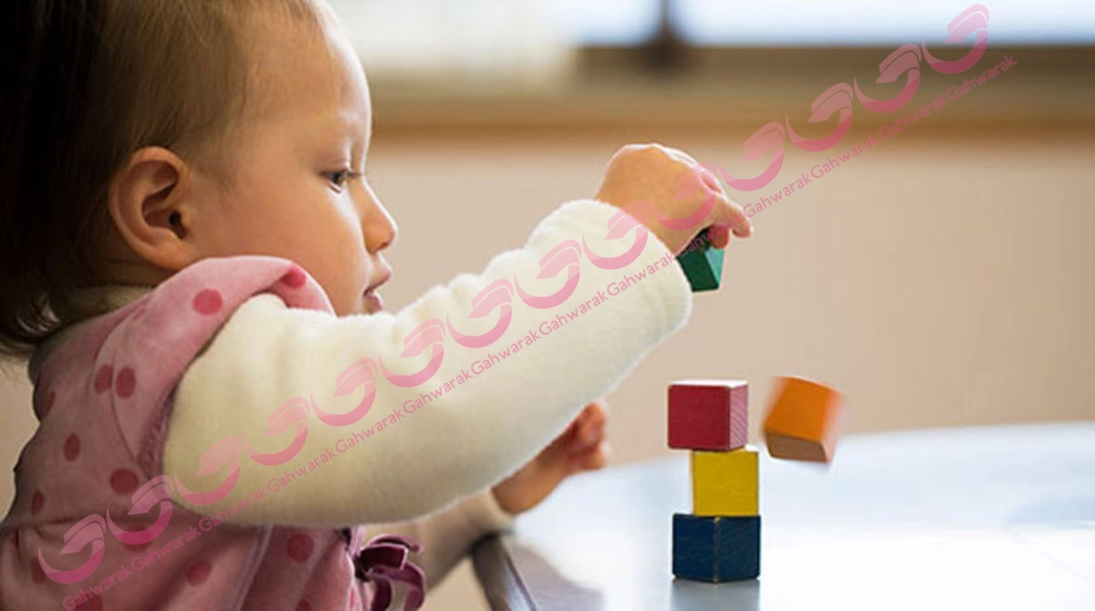 سن در دست گرفتن اشياء در نوزادان