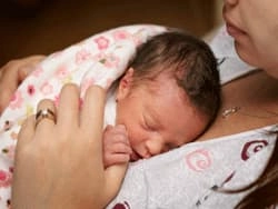 مراقبت کانگورویی چیست و چه مزایایی برای نوزاد نارس دارد؟