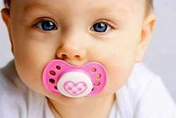 مزایا و عوارض پستانک (گول زنک) نوزاد چیست؟