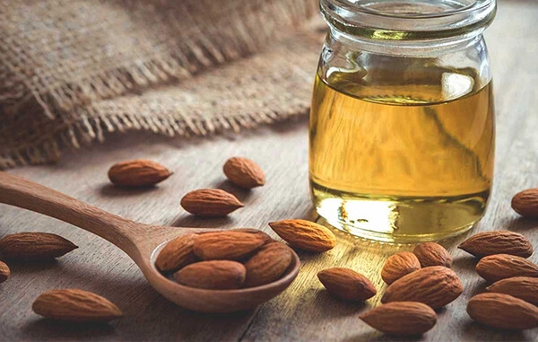 پوسته ریزی سر نوزاد با روغن بادام