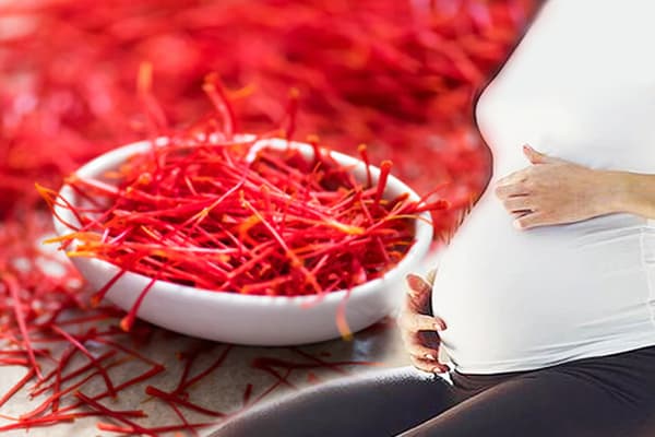 زعفران در بارداری ( مزایا و شرایط مصرف در بارداری )