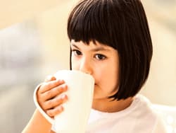 5 تاثیر عجیب قهوه بر کودکان + عوارض و فواید