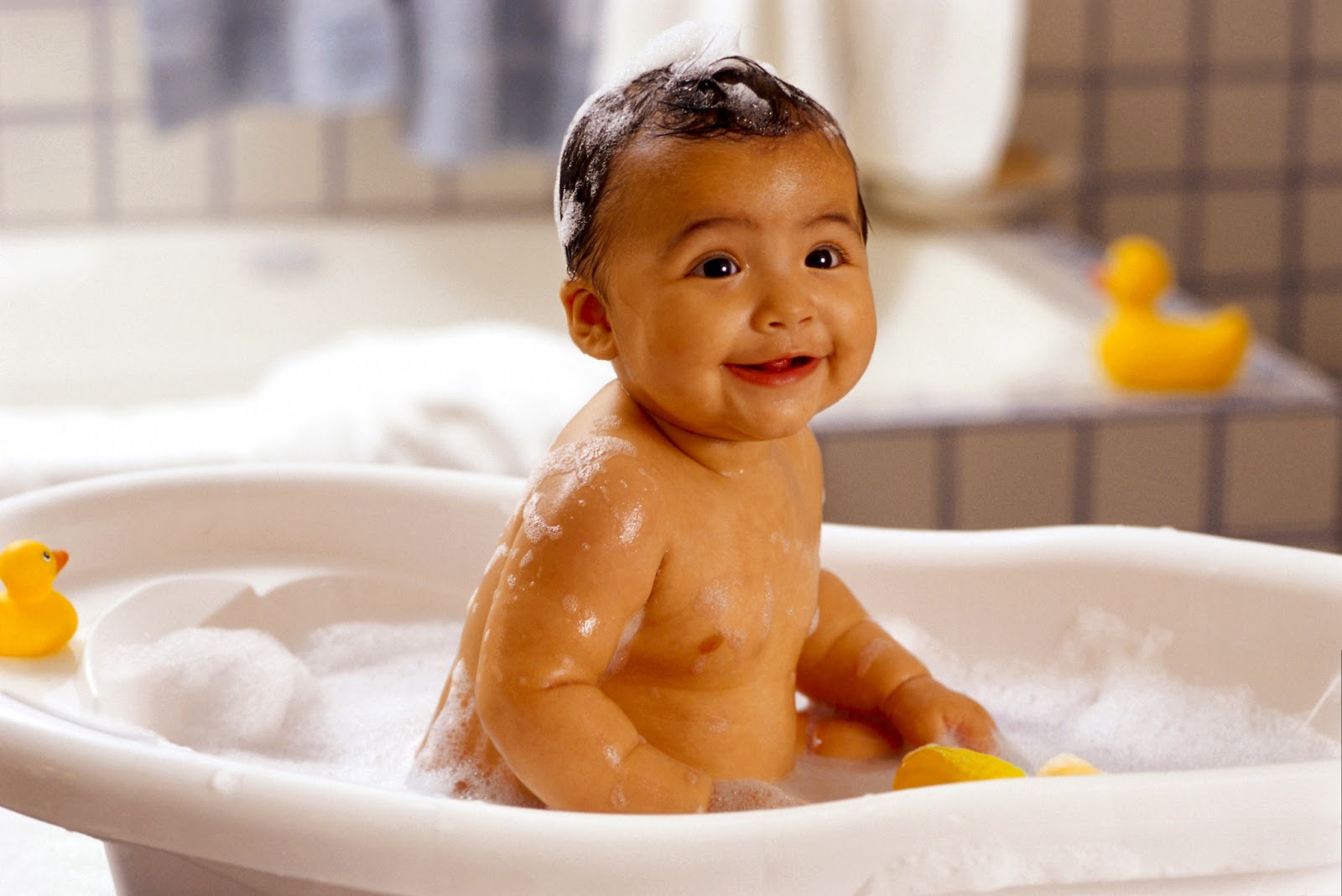 چگونه یک نوزاد تازه متولد شده را حمام کنیم؟