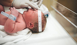نخستین معاینه نوزاد و کنترل علائم حیاتی