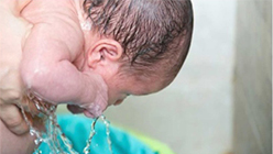 اهمیت حمام کردن نوزاد و مراحل مهم آن