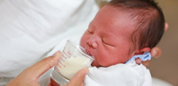 روش های کمک به کودک در شیر خوردن (فیدینگ شیردهی)