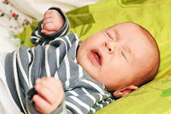 3 دلیل مهم عطسه و گرفتگی بینی نوزاد (خس خس کردن و کیپ بودن بینی )