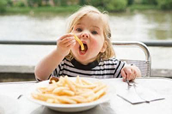 آیا کودک شما به اندازه کافی غذا می خورد 