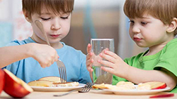 بازیگوشی کودکان هنگام غذا خوردن | گهوارک
