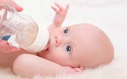 دادن آب و مایعات مختلف به نوزاد و شیرخوار | گهوارک