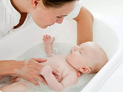 استحمام و نظافت کودکان ( سؤالات متعدد مادران در مورد حمام کردن کودک )