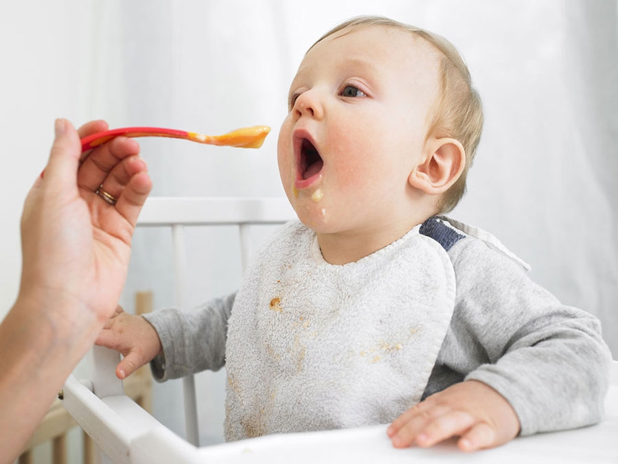چه زمانی نوزاد باید تغذیه شود؟
