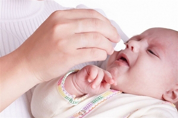 بیرون کردن موکوس از بینی نوزادان