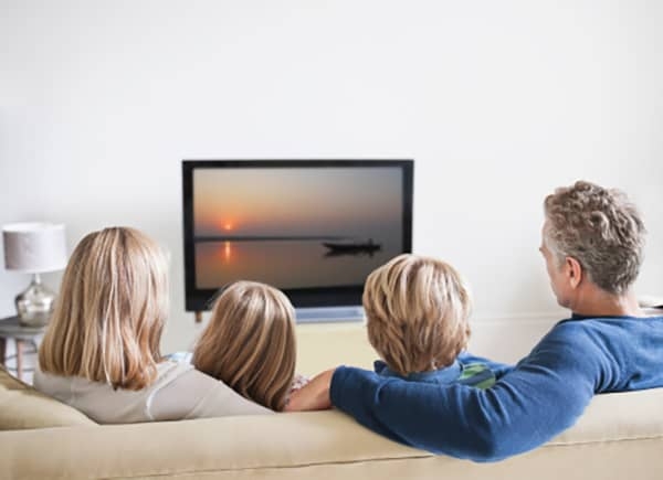 تماشای تلویزیون همراه با خانواده