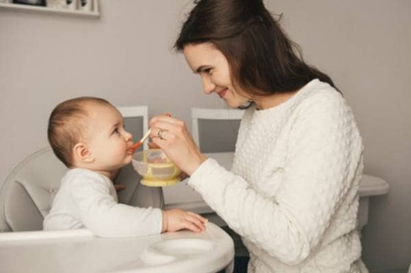 تغذیه کودک شیرخوار از ۷ تا ۱۲ ماهگی