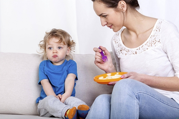 بازیگوشی کودکان هنگام غذا خوردن