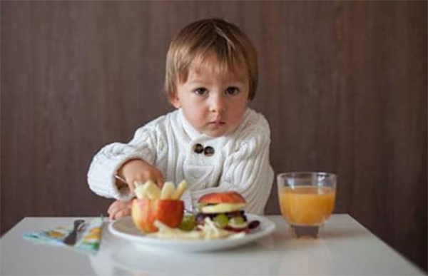 نحوه ی مصرف غذا توسط کودک نوپا